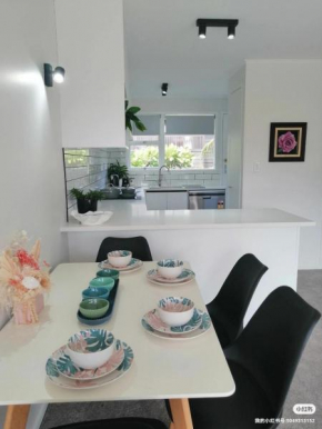 Centre Takapuna 2 Beds & Garage & Netflix